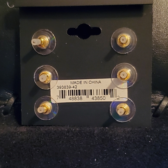 Guess Earrings - Picture 6 of 6